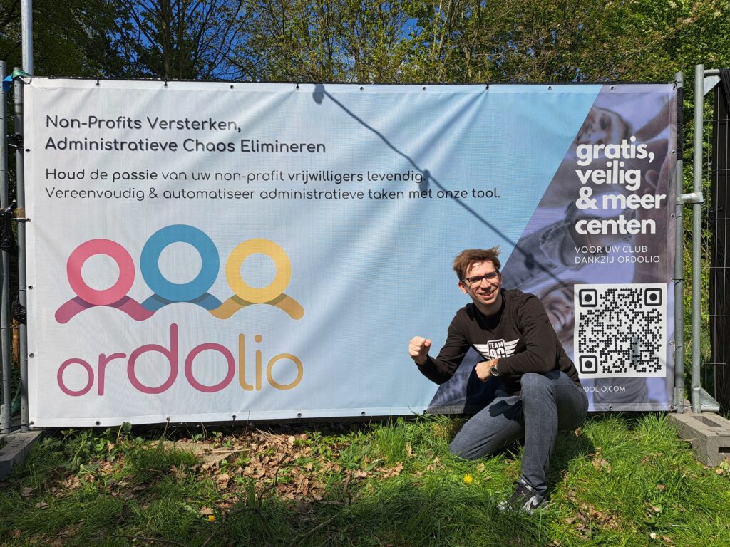 Foto van Nick met Ordolio spandoek, de kracht van verenigingen.